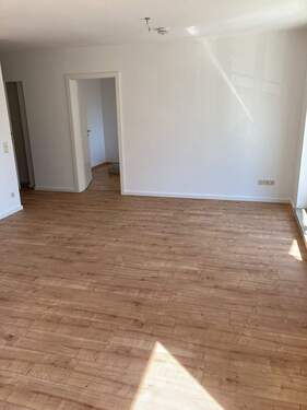 Wohnzimmer mit Blick zum Schlafzimmer, - 