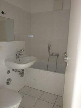 Bad mit Wanne - 