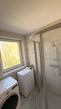 Bad mit Dusche und Fenster - 3 Zimmer Etagenwohnung in Nürnberg / Innenstadtgürtel West/Nord/Ost