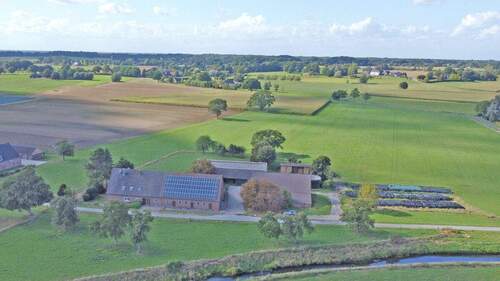 Drohnenaufnahme - Resthof im Außenbereich von Hamminkeln-Brünen - Wohnen und Arbeiten an der Issel
