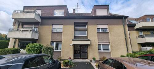 Hausansicht - TOP GELEGENHEIT!!! RENOVIERTE + TOP AUFGETEILTE 3 ZIMMER DACHGESCHOSS WOHNUNG mit BALKON in OBERHAUSEN - ALSFELD!!!