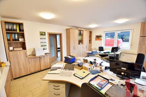 Helles Büro mit Ausstattung - 