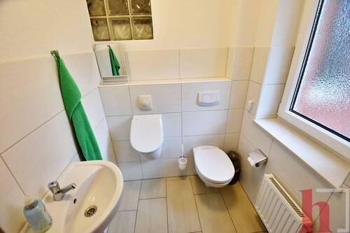 Modernes WC mit Fliesen - 