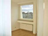 Schlafzimmer mit großem Fenster - 