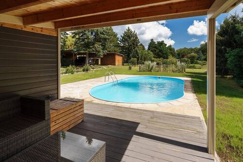 Blick vom Poolhaus in den Garten - 