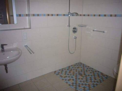 Bad mit bodentiefer Dusche - 