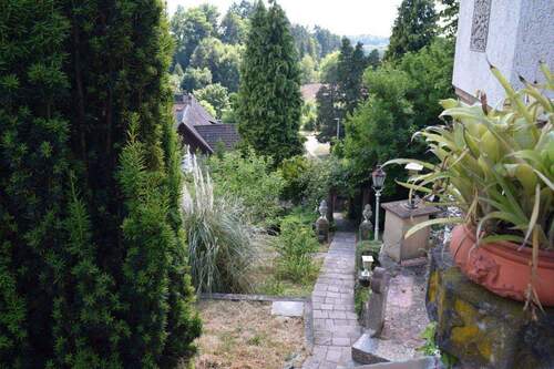 Blick v.Haupteingang i. Garten - 