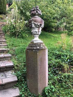 Steinsäule an Treppe - 