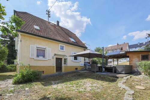 Frontansicht mit Freisitz - Freistehendes Einfamilienhaus mit Wintergarten, großem Grundstück und historischem Charme!