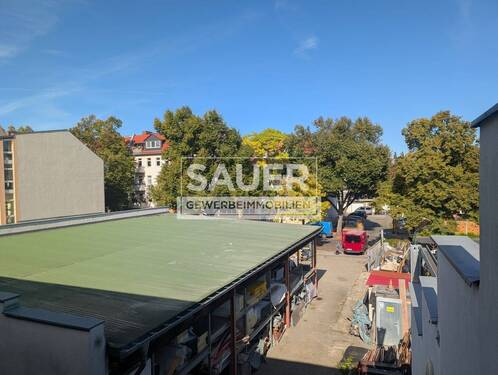 Blick vom Laubengang auf die offene Lagerhalle - Halle in Berlin