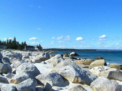 Granitfelsen im weißen Sand - 