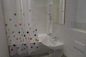 sympathisches Bad mit Wanne - 2 Zimmer Etagenwohnung zur Miete in Halle (Saale)