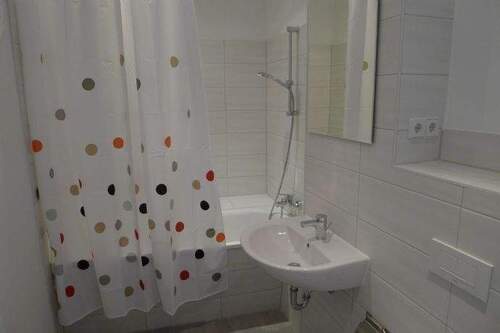 sympathisches Bad mit Wanne - 2 Zimmer Etagenwohnung zur Miete in Halle (Saale)