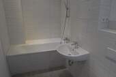 volllständig saniertes Bad mit Wanne - 2 Zimmer Etagenwohnung in Halle (Saale)