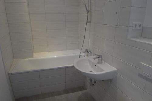 volllständig saniertes Bad mit Wanne - 2 Zimmer Etagenwohnung in Halle (Saale)