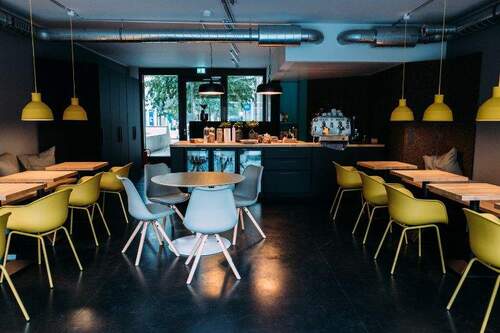 Community Space - Plug&play office: 40+ desks and great community space - All-in-Miete