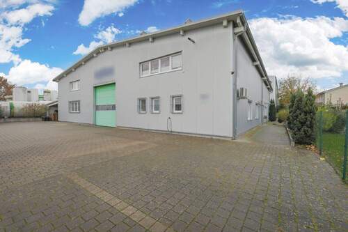 Außenansicht - Produktionshalle mit Bürotrakt und Lagerbühne!