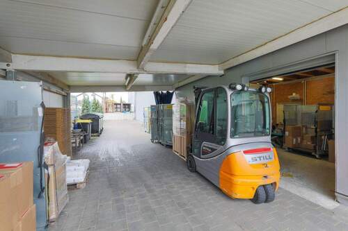 Überdachte Warenannahme - Halle in Bietigheim zur Miete