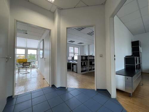 Flur, Blick rechts - Büro mit 138,70 m&sup2; in Leonberg zur Miete