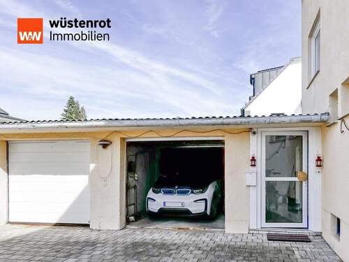 Hauseingang und zwei Garagen - 