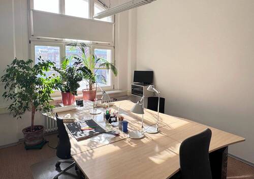 Der Raum ist aktuell für drei Personen möbliert. - Helles Büro für 2-3 Personen mit Spreeblick, 247 Zugang, Mitte