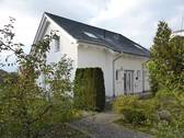 Hausansicht - Modernes Einfamilienhaus in attraktiver Ortsrandlage.