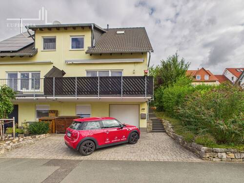 Hausansicht Straße - Doppelhaushälfte in Taubach zu verkaufen
