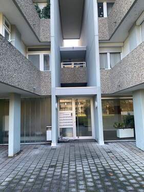 Hauseingang.jpeg - 3 Zimmer Etagenwohnung zum Kaufen in Freiburg im Breisgau