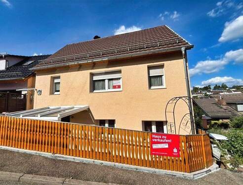 Hausansicht Eingang - Klein, fein, meins! Haus statt Wohnung in Deufringen