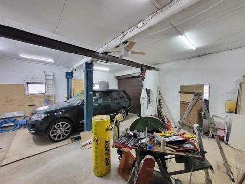 Werkstatt mit Hebebühne - 