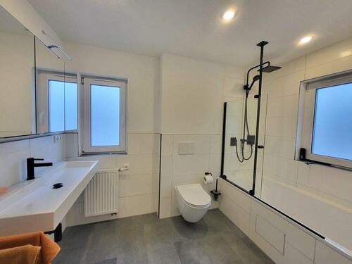 Bad EG - 6 Zimmer Etagenwohnung in Pommelsbrunn