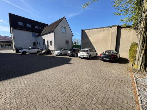 Parkplätze 01.jpg - 1 Zimmer Mehrfamilienhaus, Wohnhaus in Bielefeld