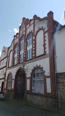 Ansicht vom Haus - Sanierungsbedürftiges Mehrfamilienhaus in Fritzlar zu verkaufen