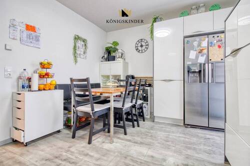 große Küche mit Zugang zur Terrasse - 