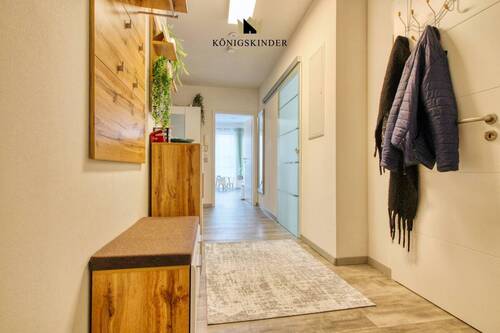 breiter Flur mit viel Platz - 