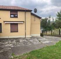Teilsaniertes und kurzfristig beziehbares Einfamilienhaus im Bungalowstil mit Grundstück und Garagen usw. in ruhiger ... - Falkenstein