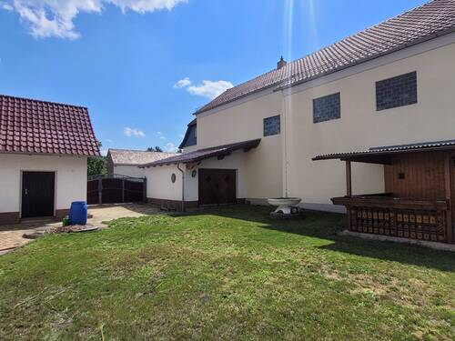 Hof mit Blick zur Einfahrt - 
