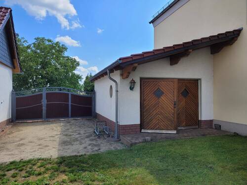 Einfahrt und Garage - 