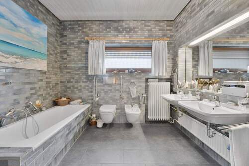 Badezimmer - 5 Zimmer Bungalow zum Kaufen in Hannover