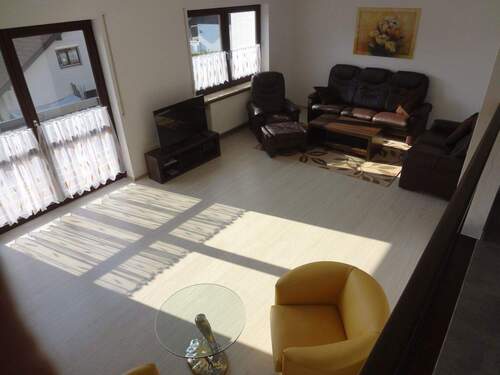 Wohnzimmer noch möbliert - 