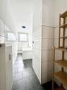 Bad mit Badewanne und Waschmaschine - 
