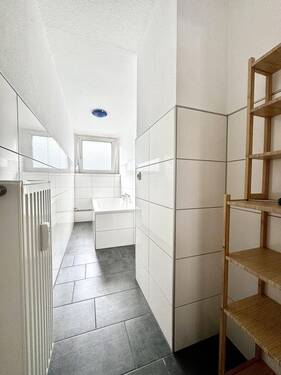 Bad mit Badewanne und Waschmaschine - 