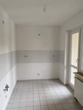 Küche mit Blick zum Balkon - 