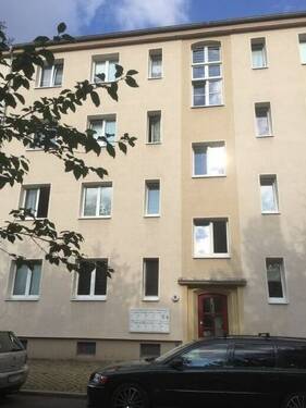 Frontansicht mit Wohnungsblick - Etagenwohnung mit 68,30 m&sup2; in Dresden zur Miete