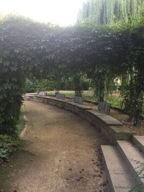 Sitzmöglichkeiten im Hof - 