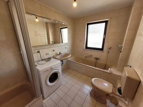 Bad mit Fenster, Wanne, WC, Waschbecken, - 