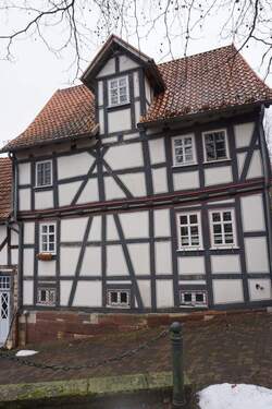 Seitenansicht vom Haus.JPG - Renoviertes Einfamilienhaus direkt in Gudensberg zu verkaufen