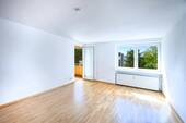 Wohnzimmer mit Zugang Balkon - 2 Zimmer Etagenwohnung zum Kaufen in Germering