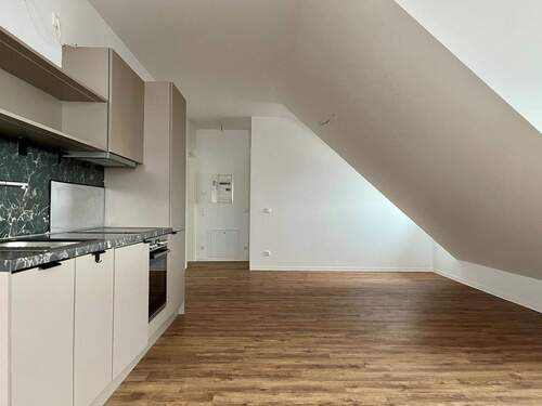 Wohnbereich - Moderne 2-Zimmer-Dachgeschoss-Wohnung mit Dachterrasse und EBK!