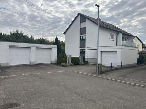 Garagen und Stellplätze - 9 Zimmer Mehrfamilienhaus, Wohnhaus zum Kaufen in Ehningen